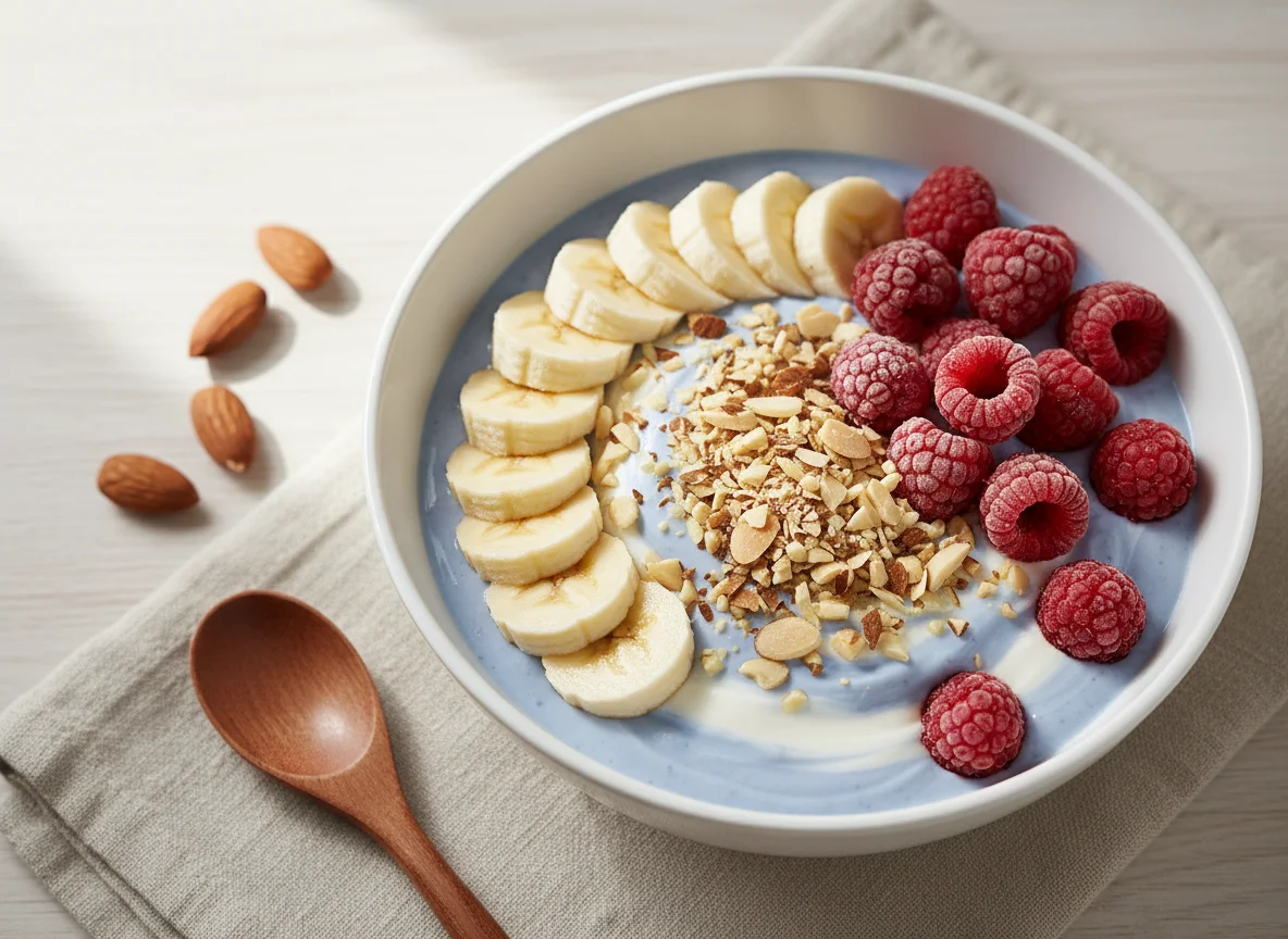 Joghurt mit Banane, Himbeeren und Mandeln photo