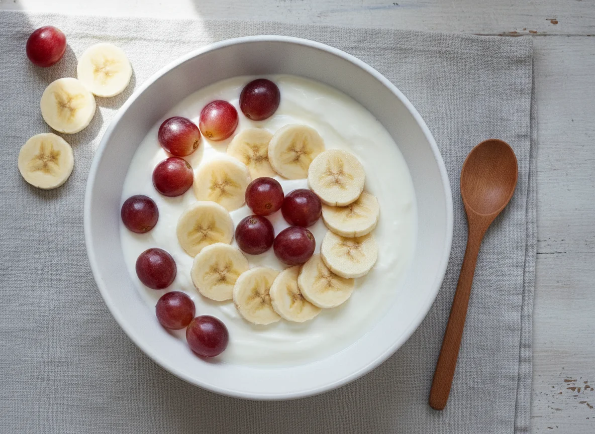 Joghurt mit Banane und Weintrauben photo