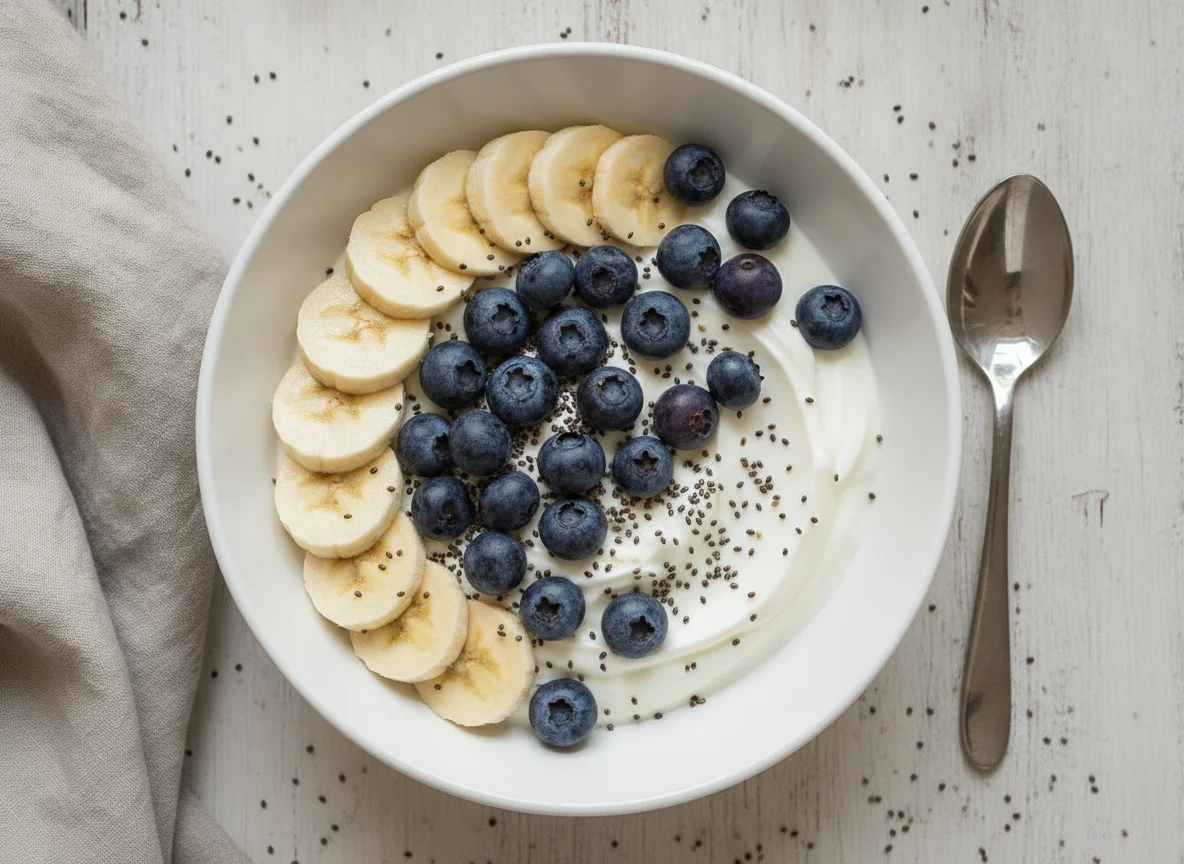 Joghurt mit Bananen, Heidelbeeren und Chiasamen photo