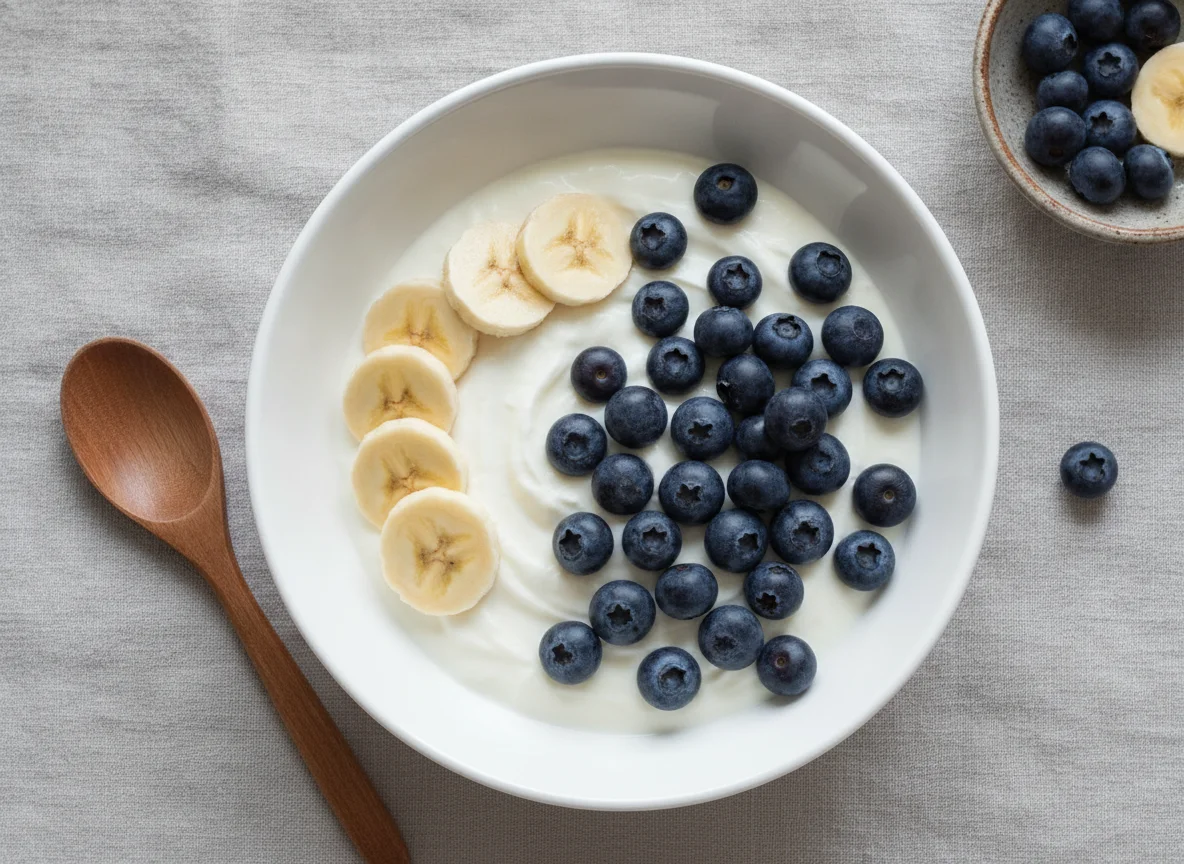 Skyr mit Banane und Blaubeeren photo