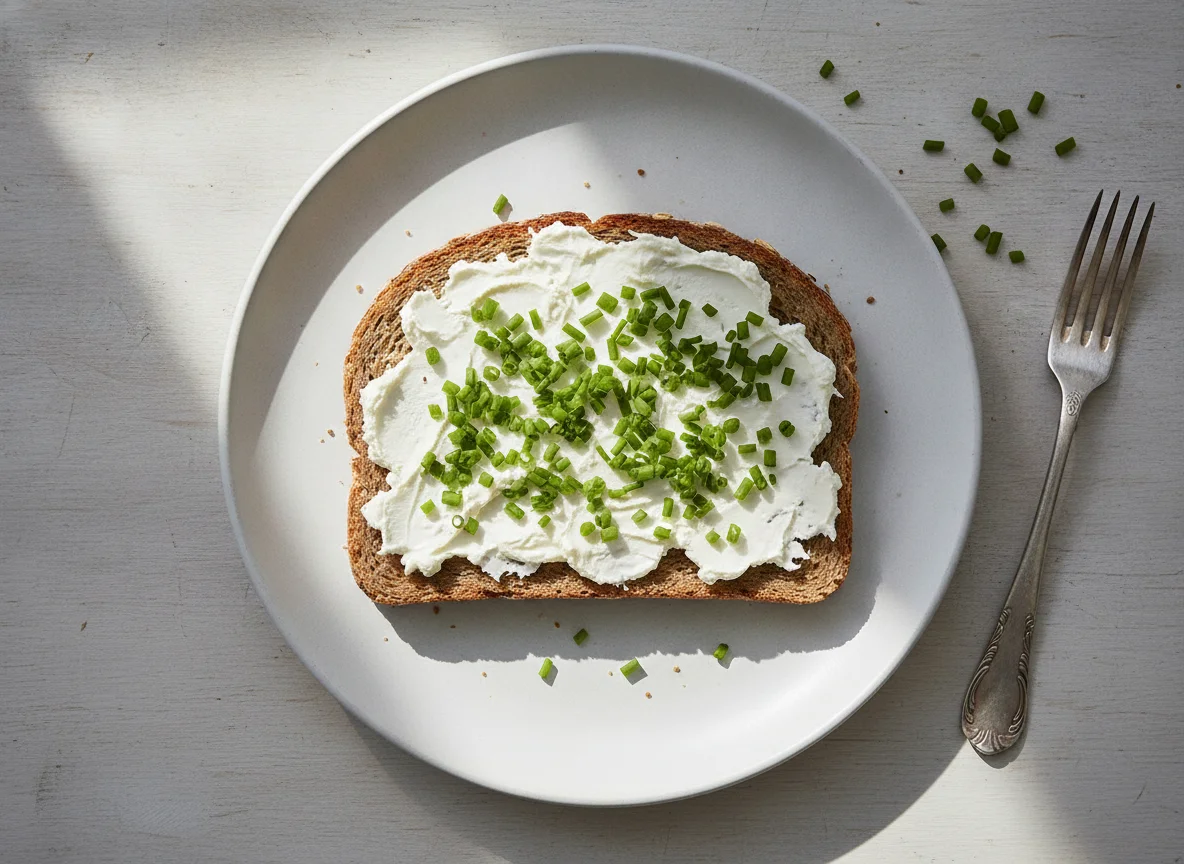 Vollkornbrot mit Frischkäse und Schnittlauch photo