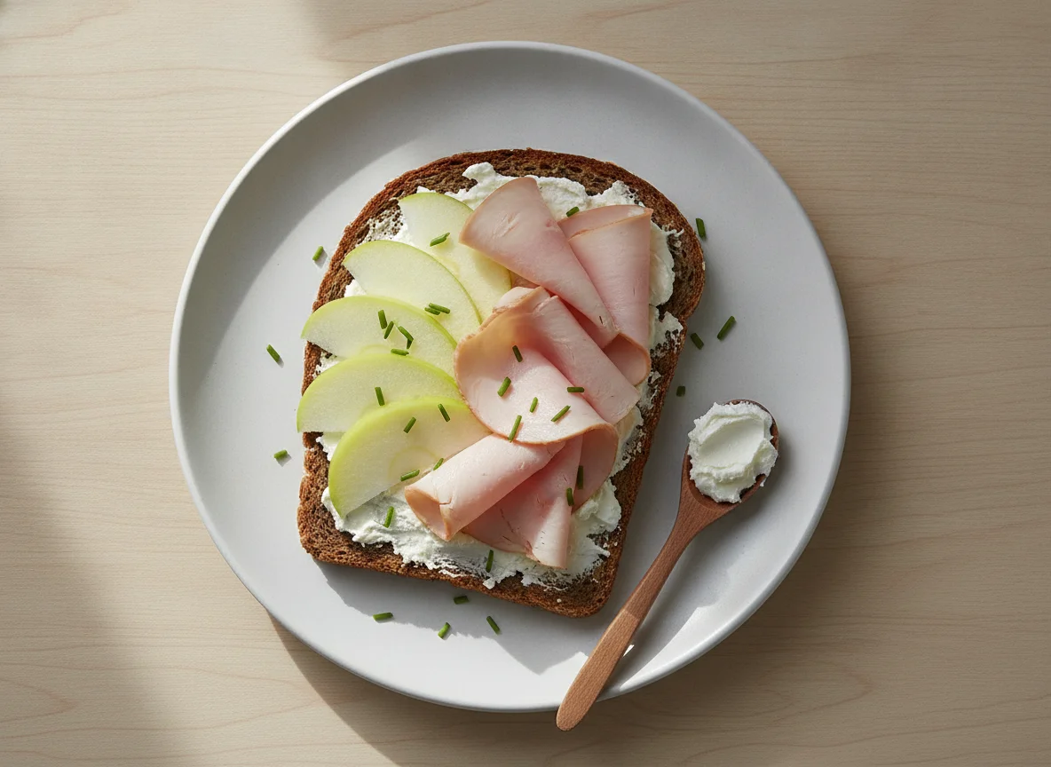 Vollkornbrot mit Putenbrust und Apfelspalten photo