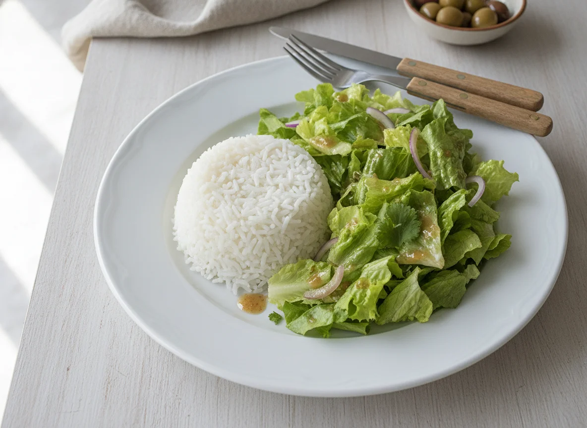 Arroz blanco y ensalada con aderezo photo