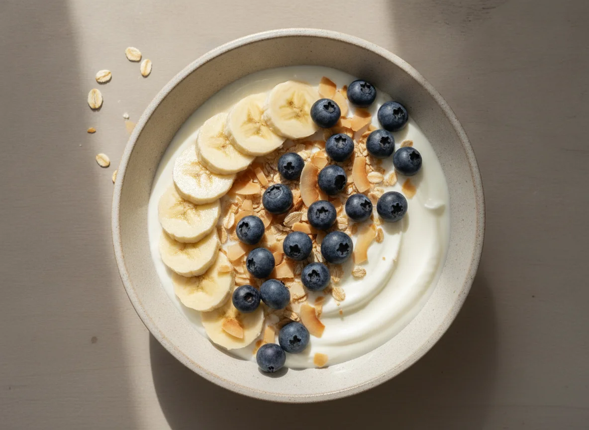 Bowl de yoghurt con frutas y cereales photo