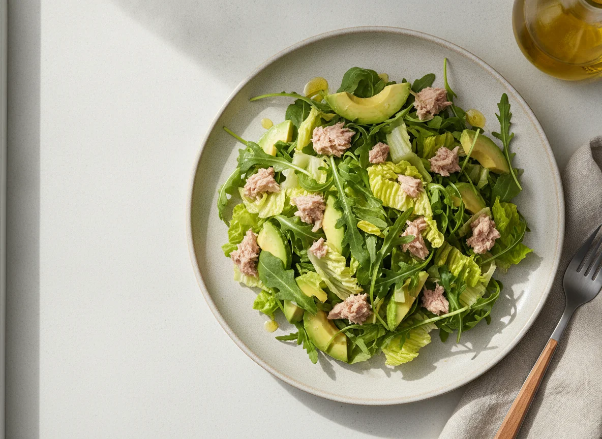 Ensalada de atún con palta y rúcula photo
