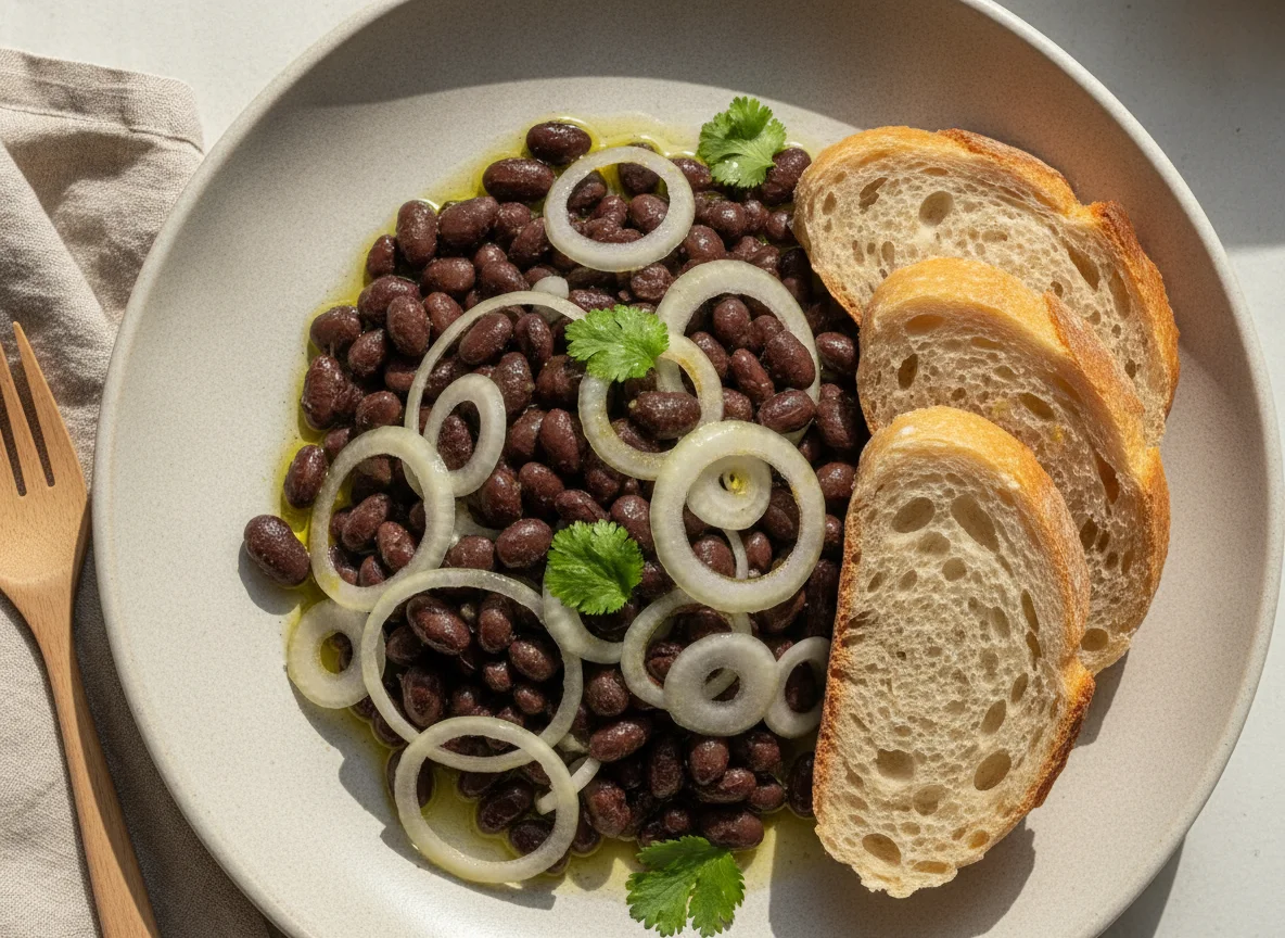 Ensalada de porotos con pan photo