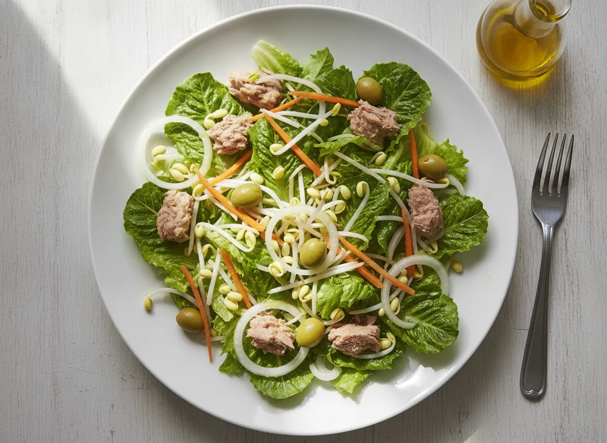 Ensalada mixta con atún y brotes photo