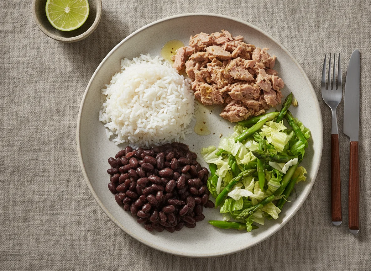 Plato de atún con arroz, porotos negros y ensalada photo
