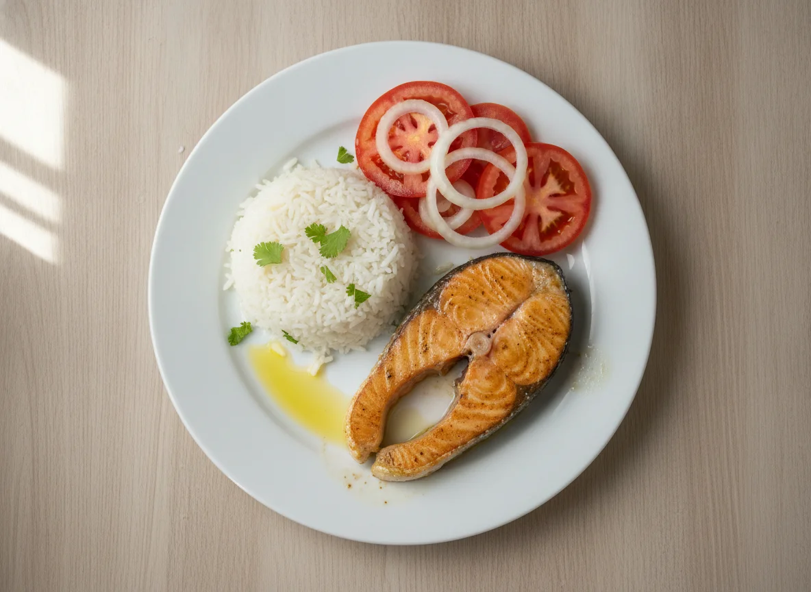 Salmón a la plancha con arroz blanco y ensalada de tomate y cebolla photo