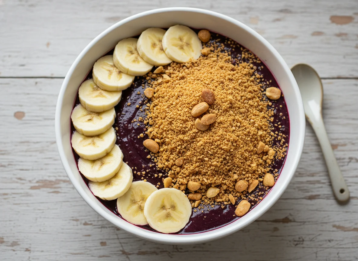Açaí com banana e farofa de amendoim photo