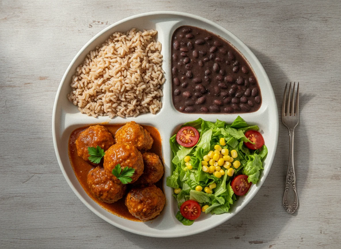 Almôndegas de frango com arroz, feijão, milho e salada photo