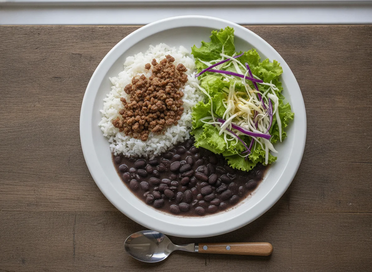 Arroz com carne moída, feijão preto e salada mista photo