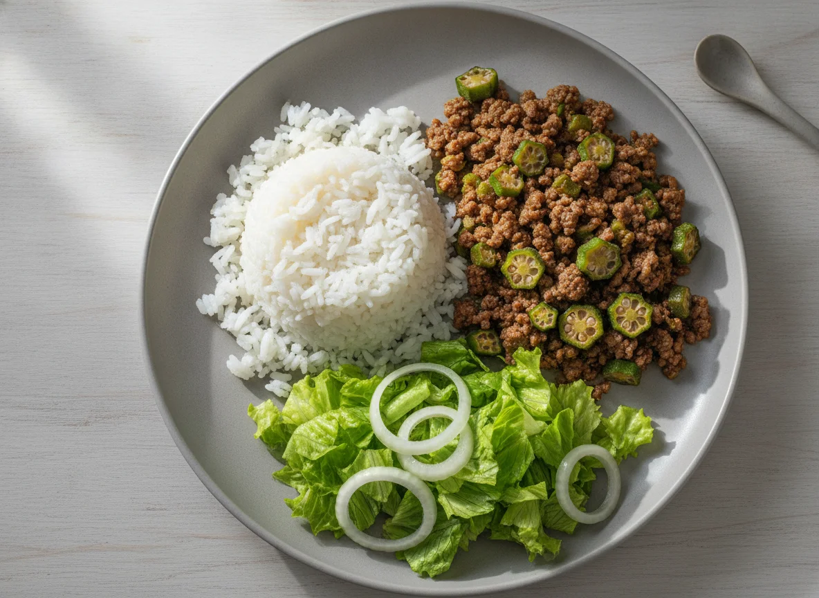 Arroz com Carne Moída, Quiabo e Salada photo