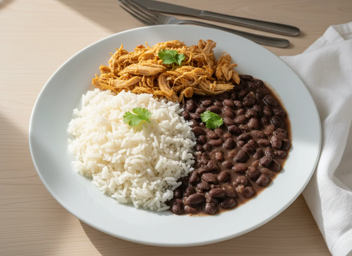 Arroz com frango desfiado e feijão photo