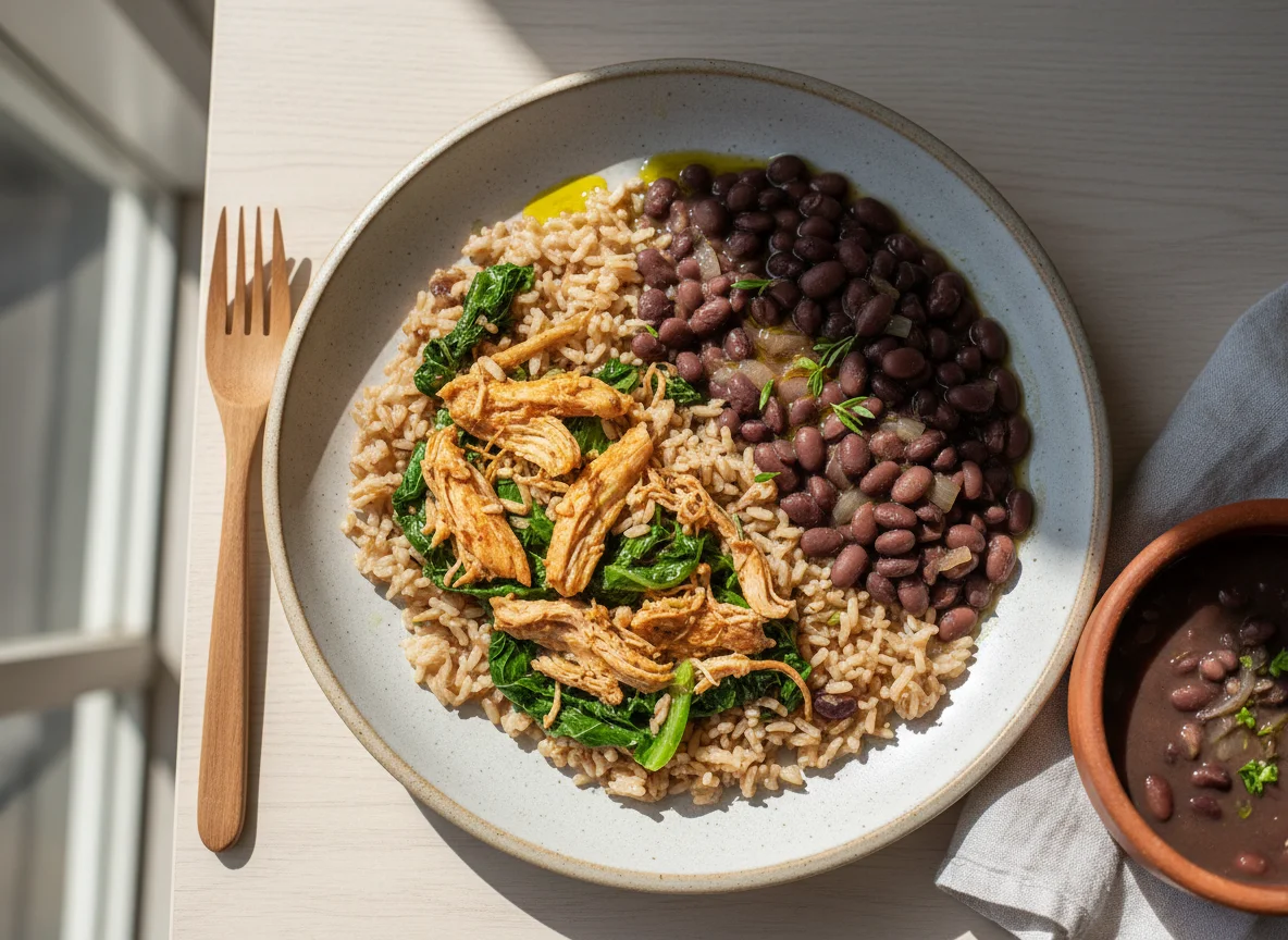 Arroz com frango desfiado e vegetais photo
