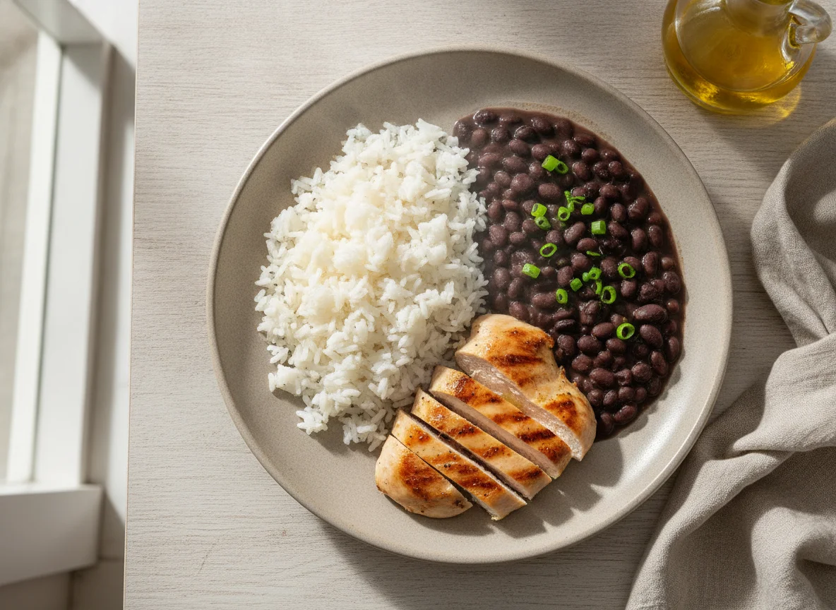 Arroz, feijão preto e frango grelhado photo