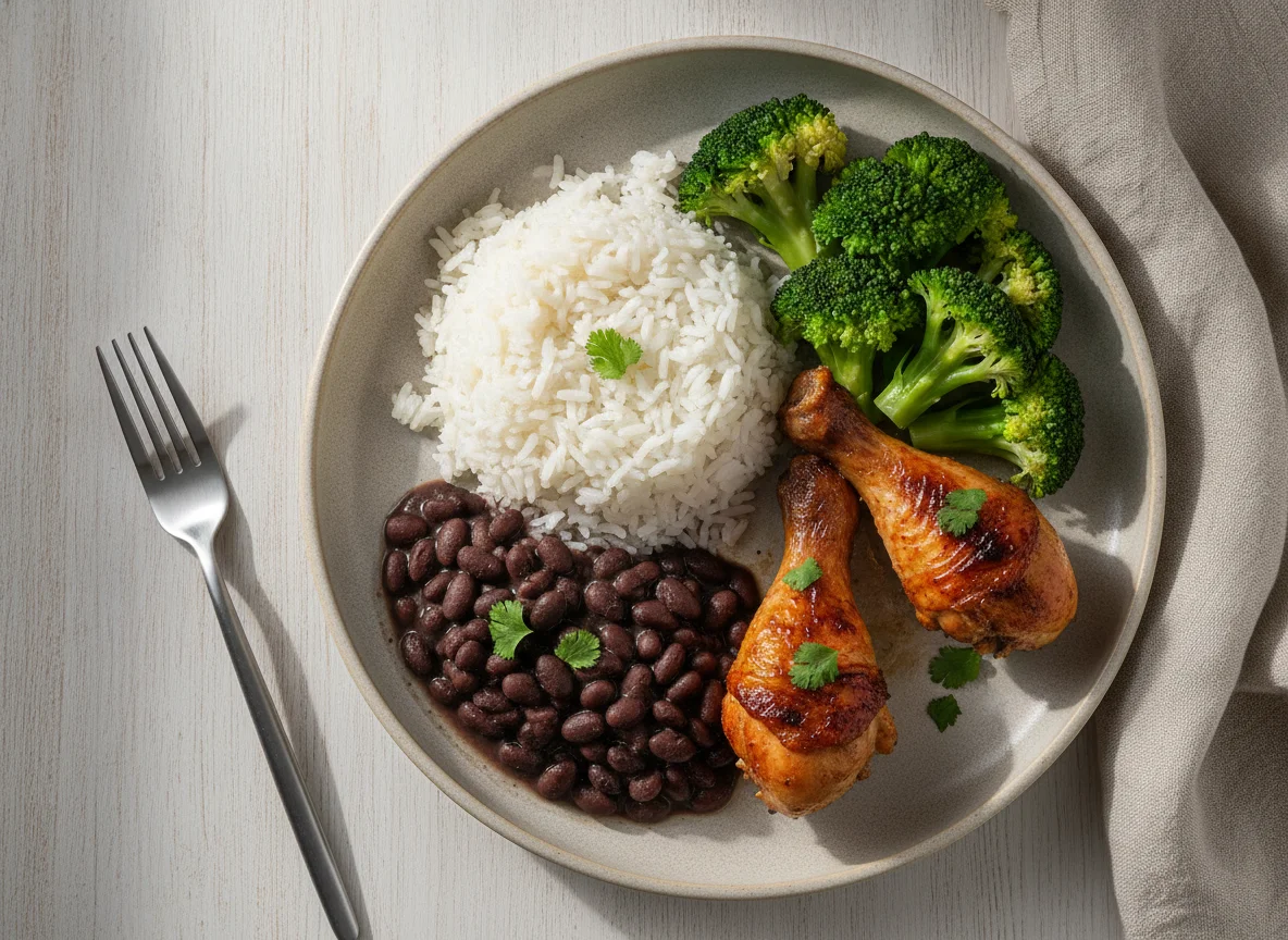 Arroz, feijão preto, frango assado e brócolis photo