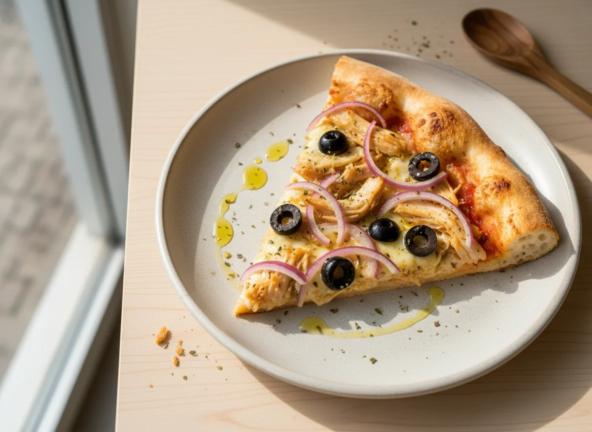 Fatia de pizza de frango com cebola e azeitona photo