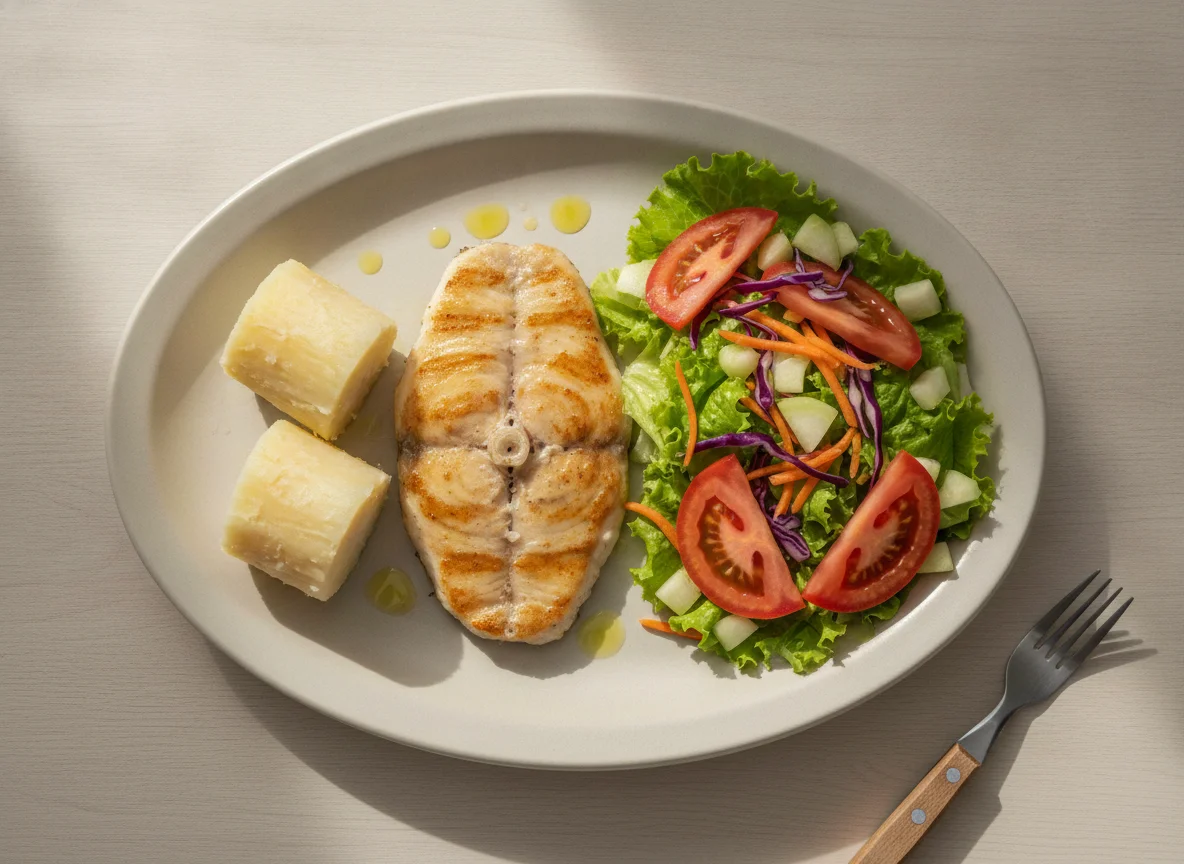 Filé de peixe grelhado com salada e mandioca photo