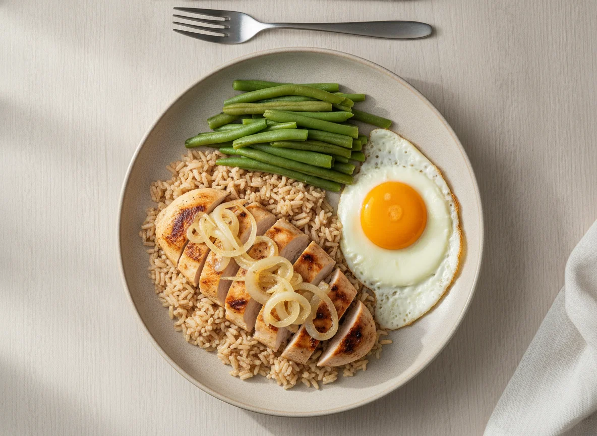 Frango acebolado com arroz integral, vagem e ovo photo