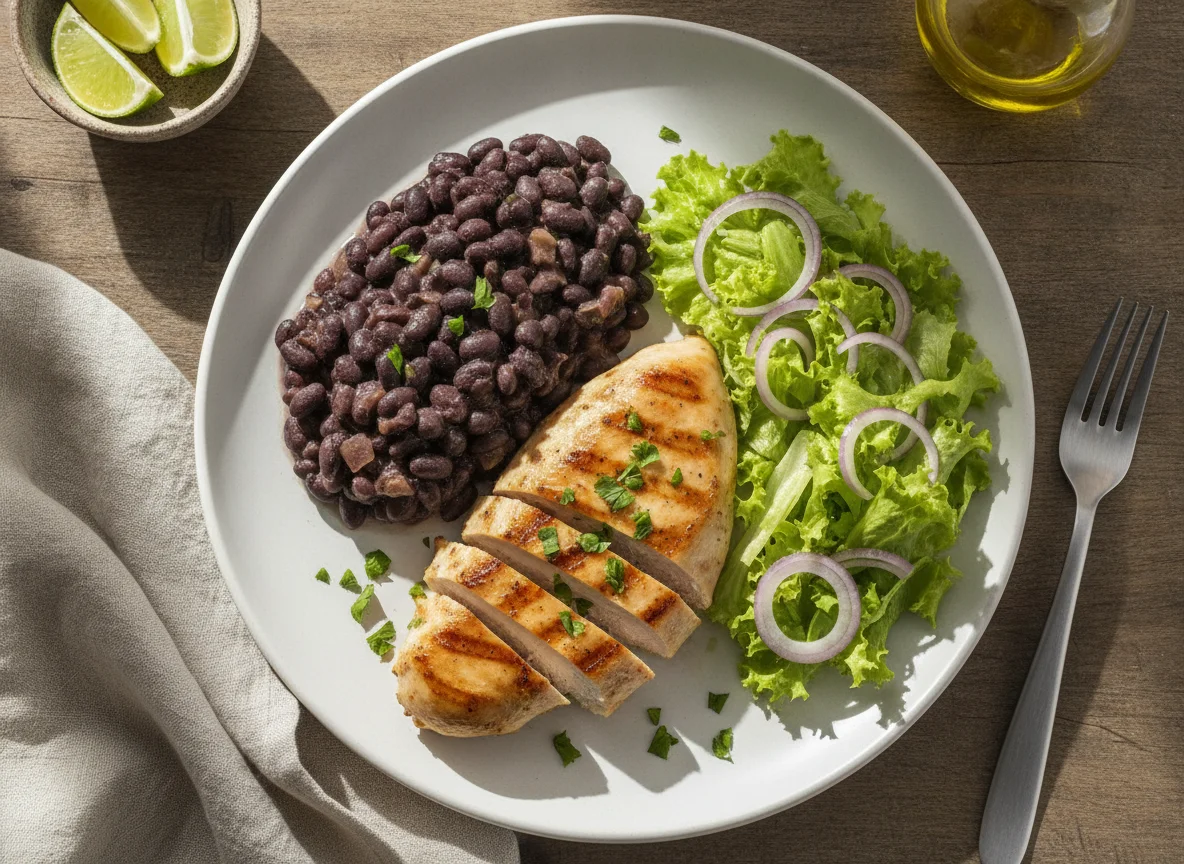Frango grelhado com feijão preto e salada photo
