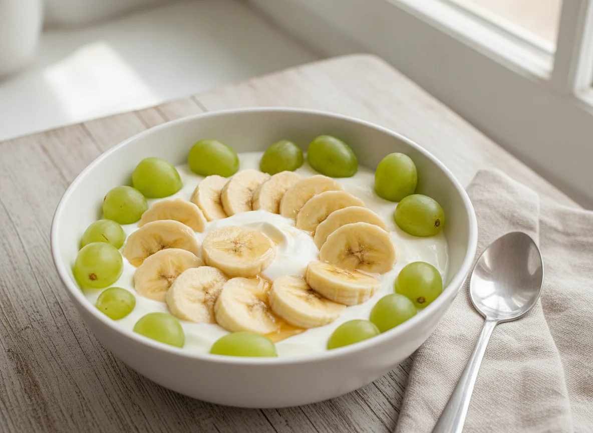 Iogurte com banana e uvas photo