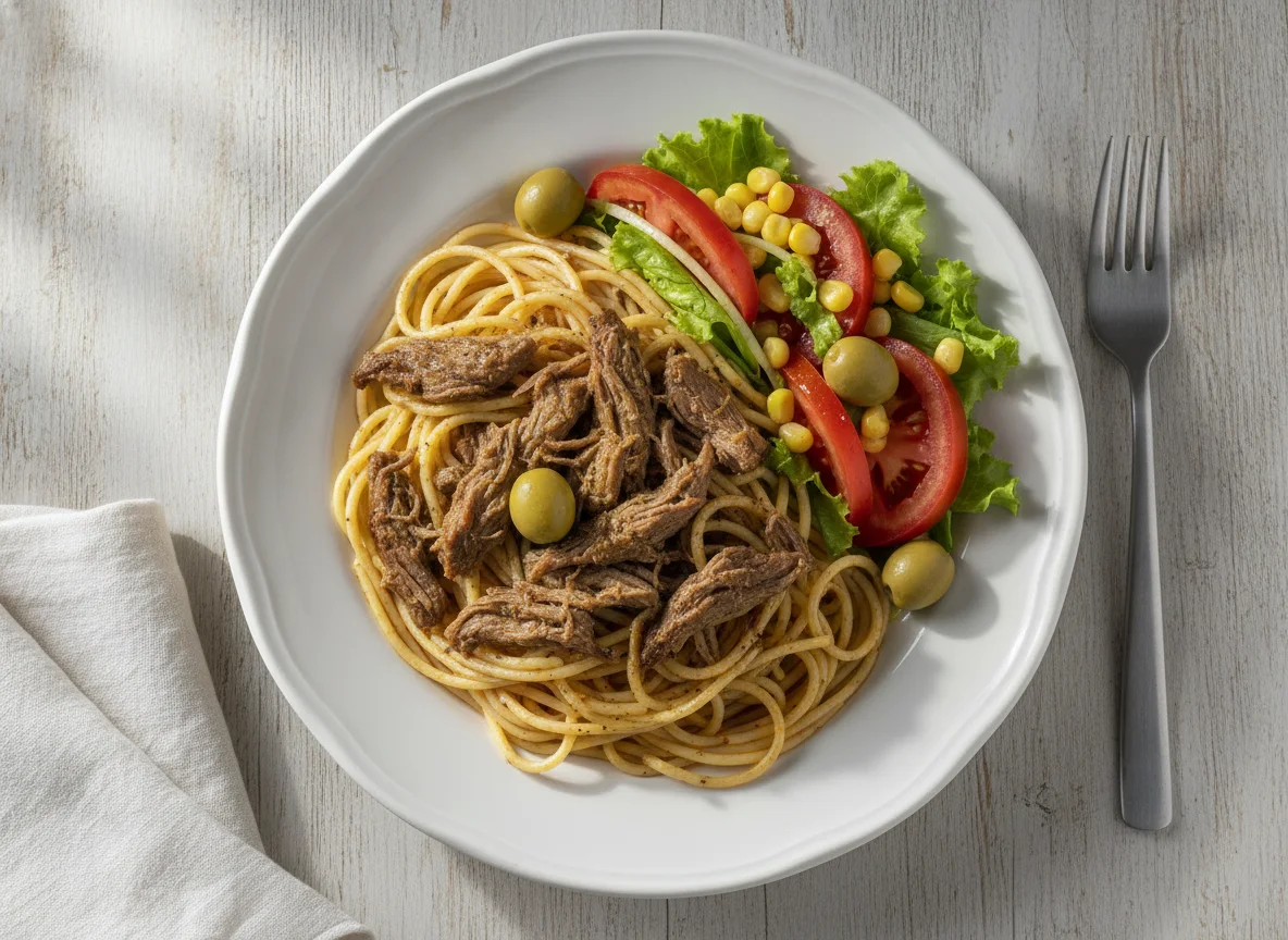 Macarrão com Carne Desfiada e Salada photo