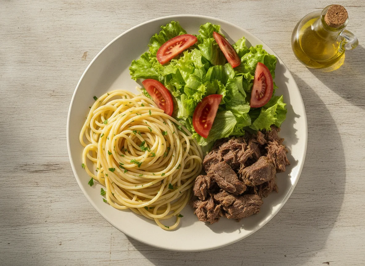 Macarrão com Salada e Carne photo
