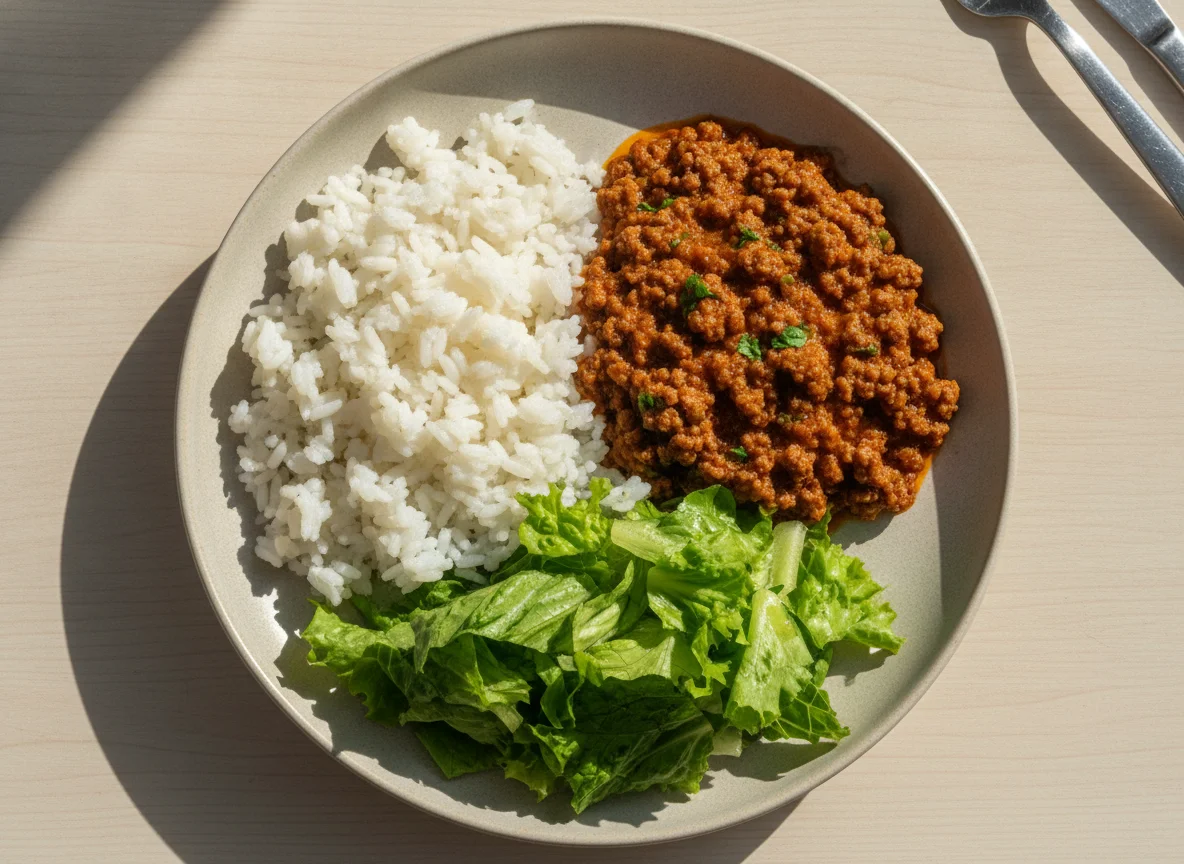 Marmita com carne moída e salada photo