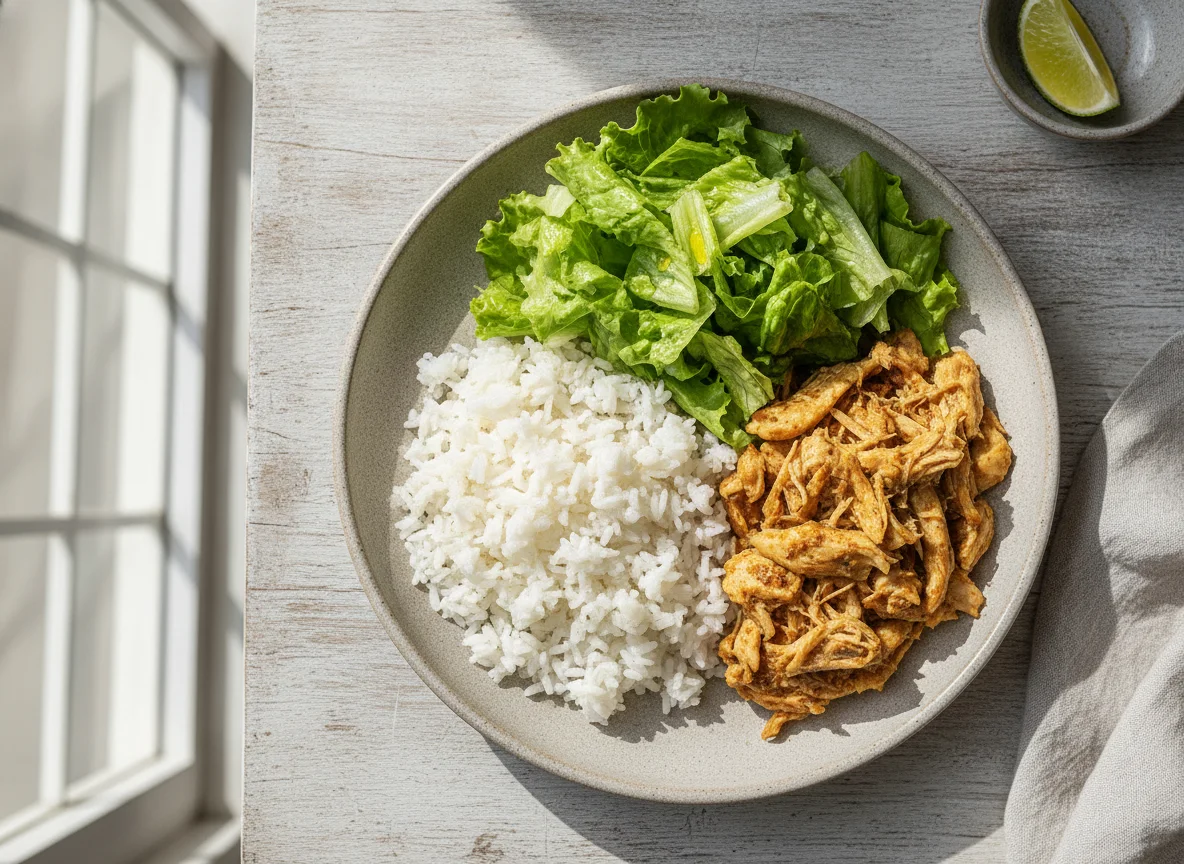 Prato com frango desfiado, arroz e alface photo