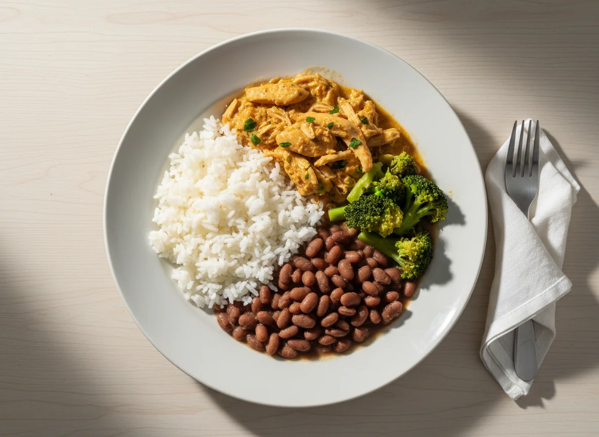 Prato completo com frango cremoso, arroz, feijão e brócolis photo