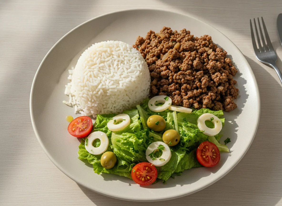 Prato feito com arroz, carne moída e salada mista photo