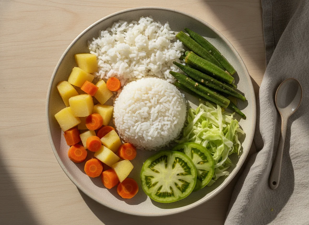 Prato feito com arroz, legumes cozidos e salada photo