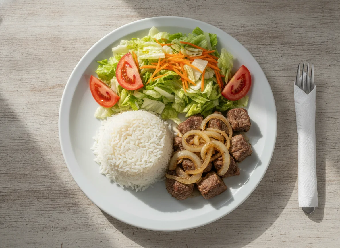 Prato feito com carne acebolada, arroz e salada photo