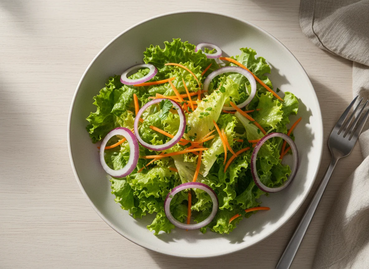 Salada de alface com cebola e cenoura photo