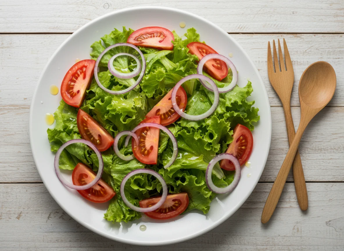 Salada de alface, tomate e cebola roxa photo