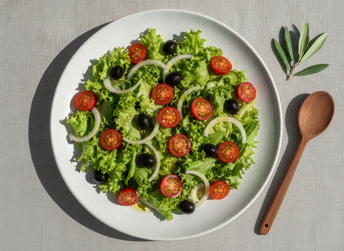 Salada Verde com Tomate e Azeitona photo