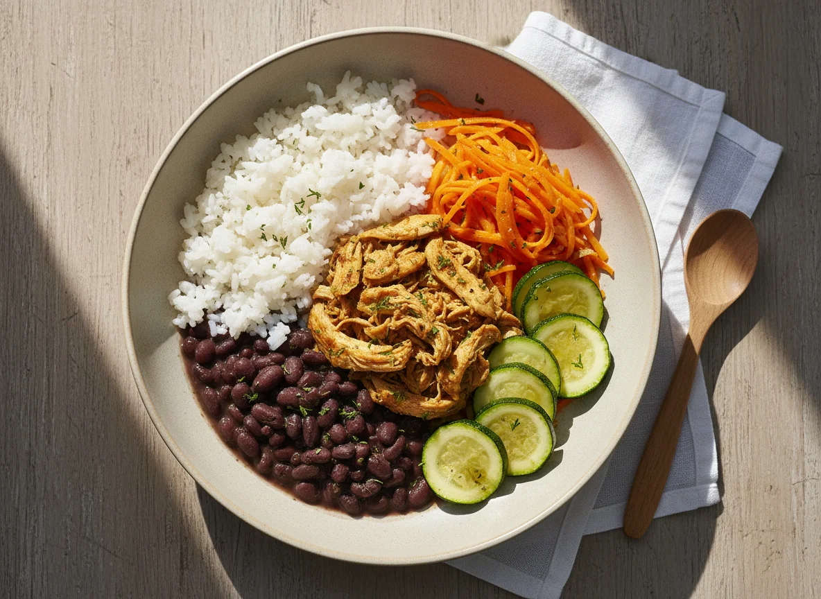 Tigela de frango com arroz, feijão e legumes photo