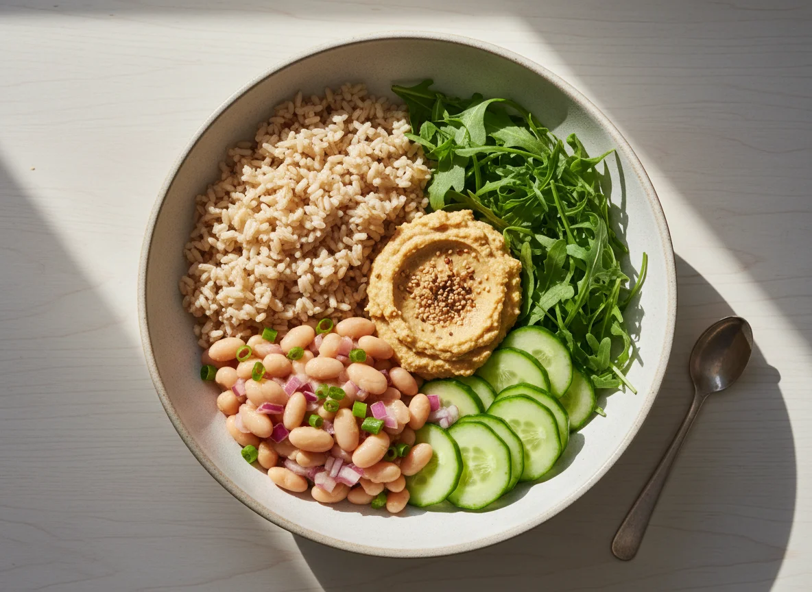 Tigela de grãos com feijão, salada e pasta de grão de bico photo
